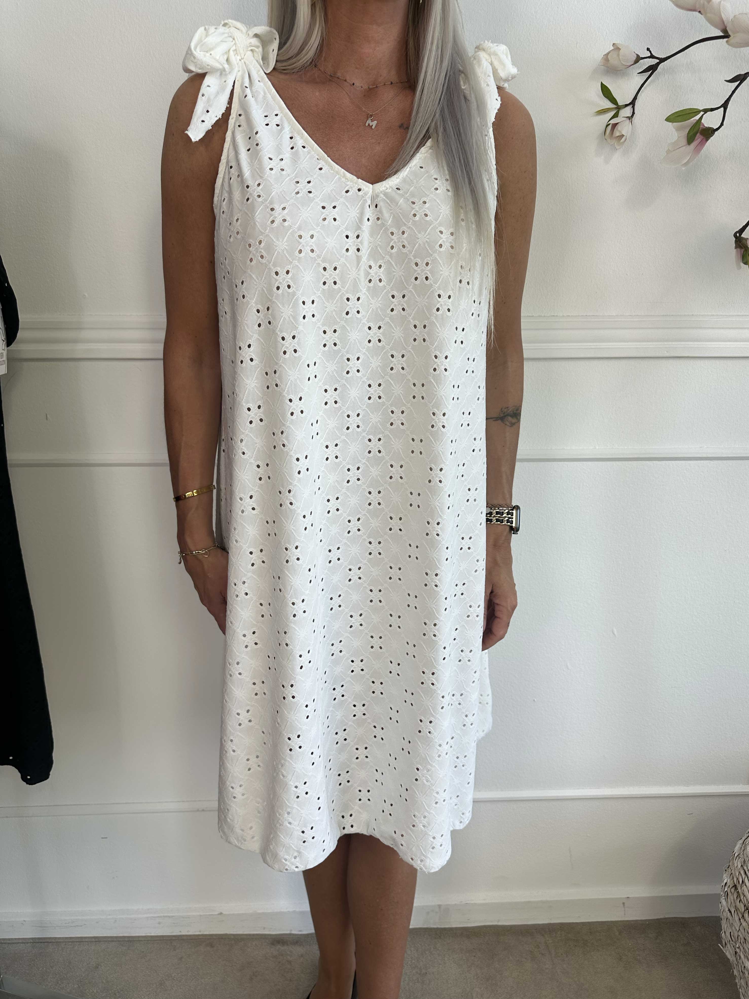 Likas - Mjuk och stretchig bandklänning med broderie anglaise